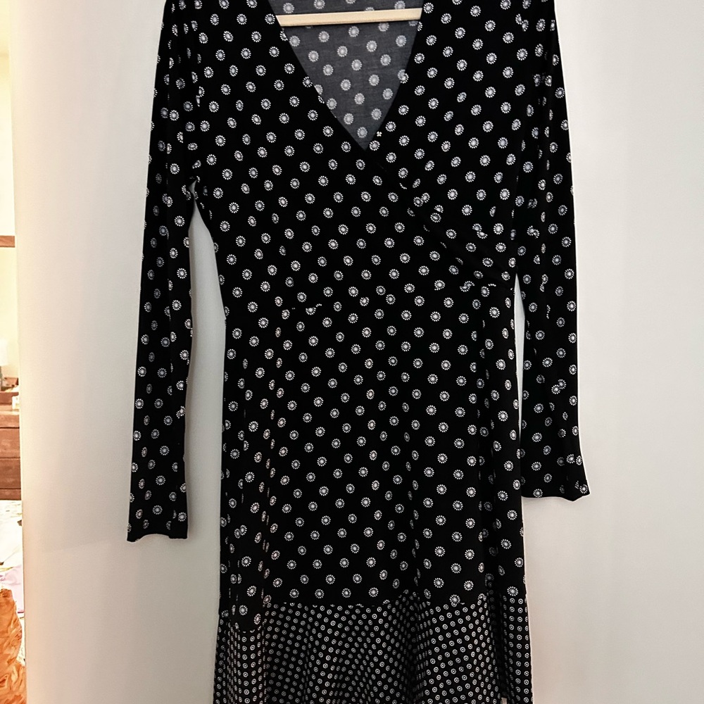Michael Kors Black and White V-Neck Long Sleeve Dress